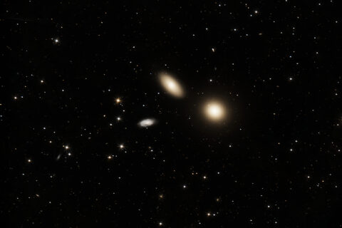 M105 mit den Galaxien NGC 3371 und 3373