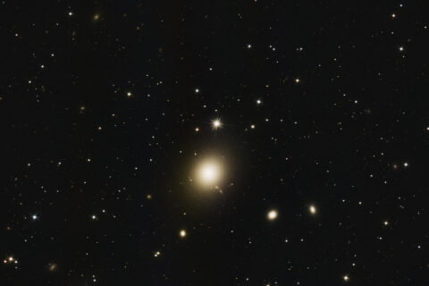 M87 / Virgo X-1 Aktive elliptische Riesengalaxie
